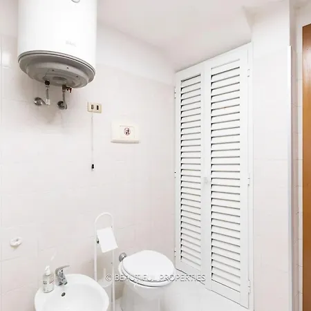 Room With Kitchen & Free Parking 100 M From The Sea Lägenhet