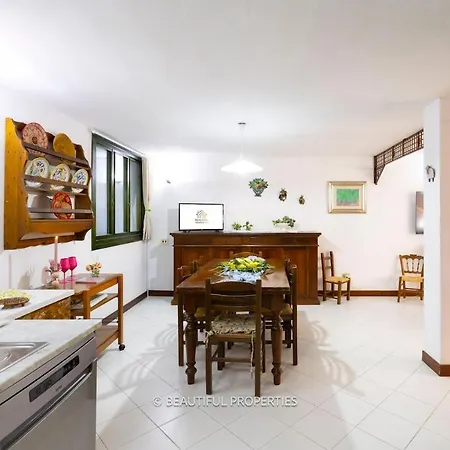 Lägenhet Room With Kitchen & Free Parking 100 M From The Sea Quartu SantʼElena
